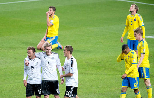 Tysklands André Schürrle gratuleras av Mario Götze och