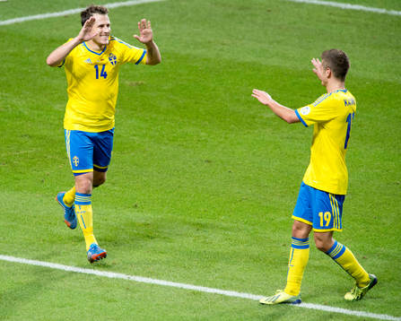 Sveriges Tobias Hysén gratuleras av Alexander Kacaniklic