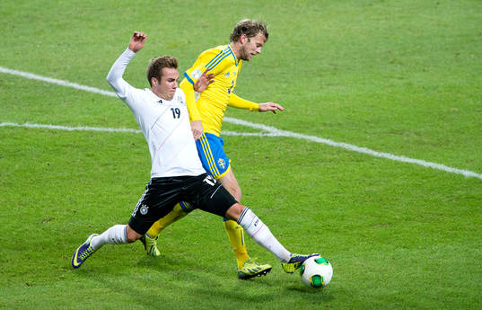 Tysklands Mario Götze och Sveriges Mikael Antonsson