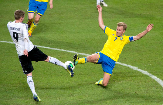 Tysklands André Schürrle och Sveriges Sebastian Larsson