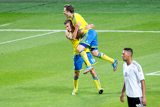 Sveriges Alexander Kacaniklic gratuleras av Tobias Hysén