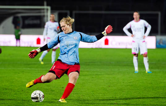 LdB Malmös målvakt Thora Helgadottir är uppe vid
