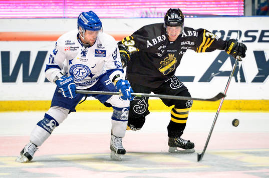 s Michael Lindqvist i kamp om pucken med Leksands Kevin