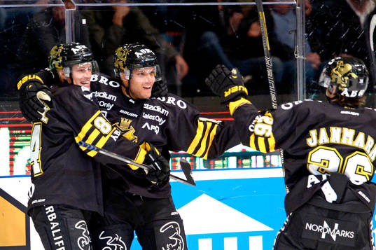 s Patric Blomdahl, Derek Joslin och Mattias Janmark jublar
