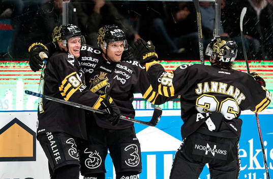 s Derek Joslin jublar med Oscar Ahlström