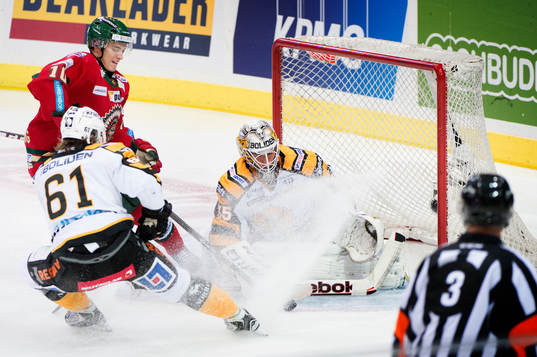 Frölundas Alexander Wennerberg skjuter pucken mot