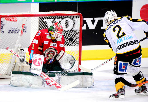 Skellefteås Erik Andersson skjuter mot Frölundas målvakt