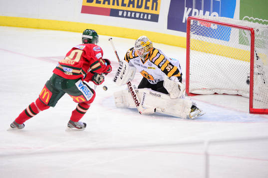 Frölundas Alexander Wennerberg skjuter på Skellefteås