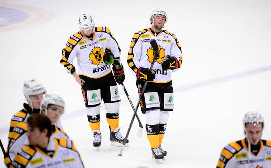 Skellefteås Bud Holloway och Pontus Petterström deppar