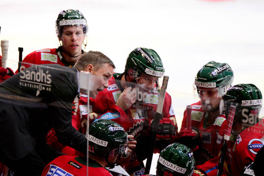 Frölundas tränare Roger Rönnberg pratar med laget