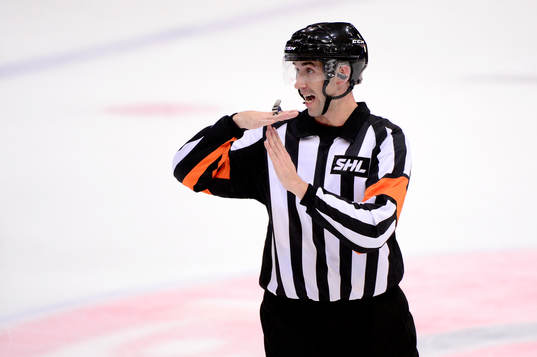 Domaren Linus Öhlund visar time out