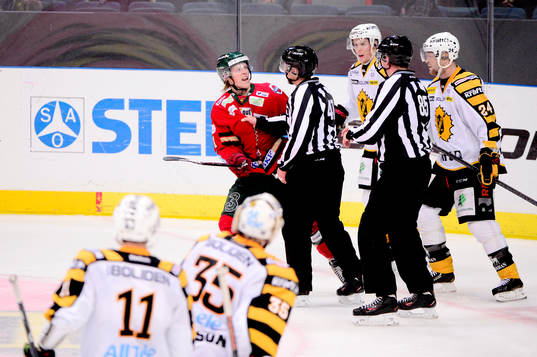 Frölundas Mathis Olimb diskuterar med domaren