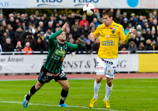 Falkenbergs Victor Sköld nickar in bollen till 1-0