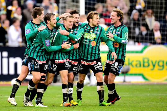 Varbergs Karl Söderström firas av lagkamraterna