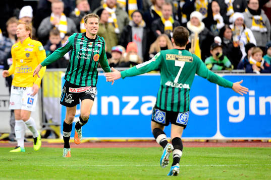 Varbergs Karl Söderström firar 1-0