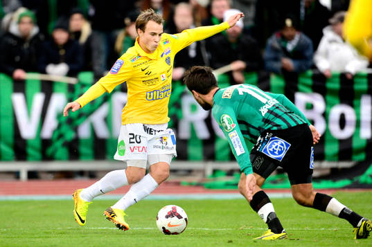 Falkenbergs Calle Wede jagas av Varbergs Armin Tankovic