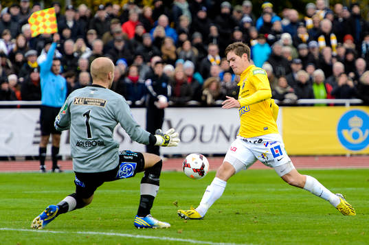 Falkenbergs Victor Sköld skjuter mot Varbergs målvakt