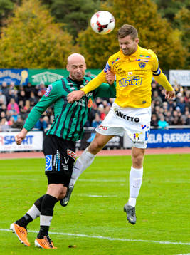 Varbergs Erkan Saglik i nickduell med Falkenbergs David