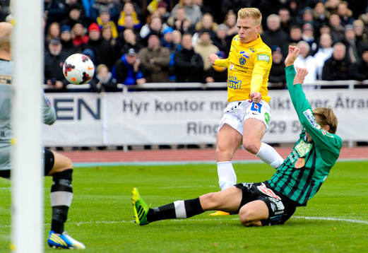 Falkenbergs Per Frick skjuter mot mål