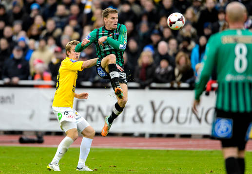 Varbergs Karl Söderström (h) hoppar och sparkar bollen