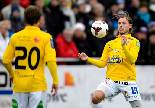 Falkenbergs Danny Ervik tar ner bollen på bröstet