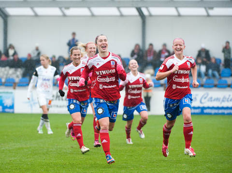 Vittsjös Jane Ross  jublar och Örebros spelare deppar i