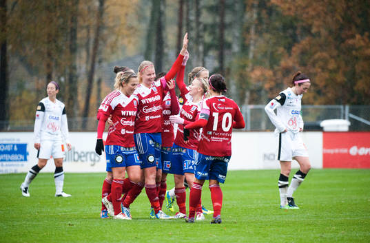 Vittsjös Emma Sjödahl jublar och Örebros spelare deppar