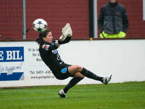 Örebros målvakt Stephanie Labbé släpper in skottet