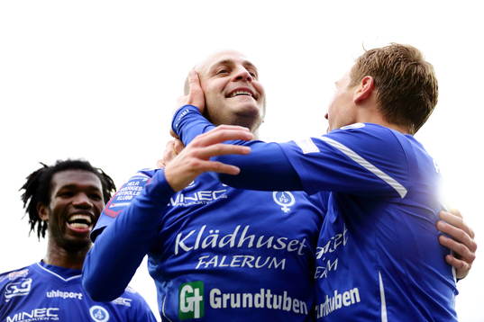 Daniel Sjölund har gjort mål på straff och jublar och