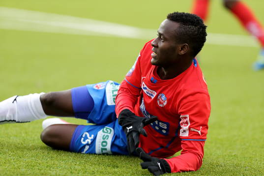 Liggande Helsingborgs David Accam i matchen mellan
