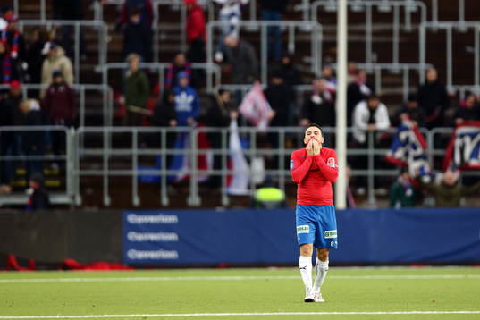 Helsingborgs Ardian Gashi deppar i matchen mellan