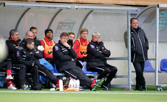 Stående Helsingborgs tränare Roar Hansen och en bekymrad