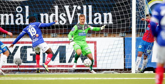 Åtvidabergs John Owoeri och Helsingborgs Pär Hansson  i