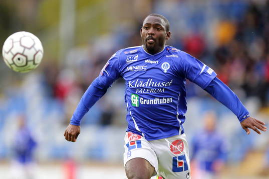 Åtvidabergs John Owoeri jagar bollen i matchen mellan