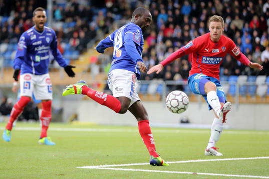 Åtvidabergs John Owoeri skjuter och Helsingborgs Arnor
