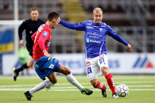 Åtvidabergs Kristian Bergström i kamp om bollen med