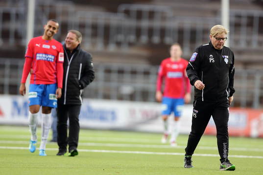 Åtvidabergs Tränare Peter Swärdh går av planen och