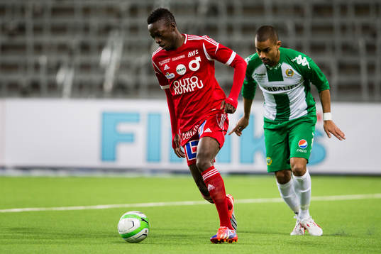 Degerfors Amadaiya Rennie med bollen tätt följd av