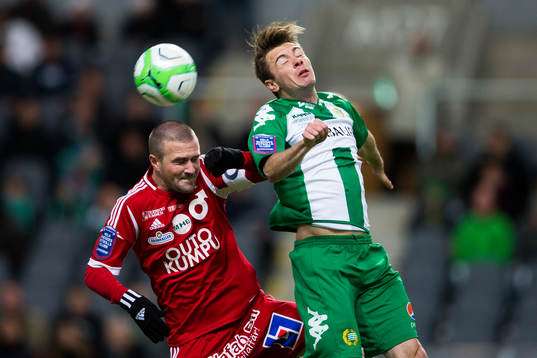 Degerfors Tobias Solberg i nickduell med Hammarbys Nikolas