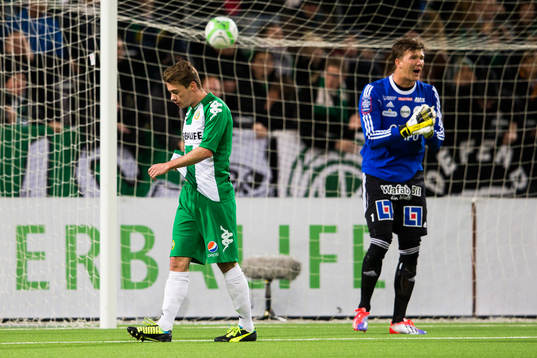 Hammarbys Nikolas Ledgerwood deppar och Degerfors målvakt