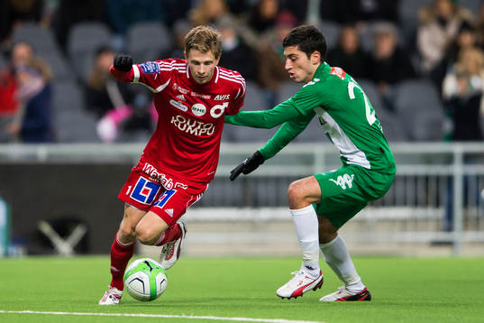 Degerfors Johan Bertilsson i i kamp om bollen med Hammarbys