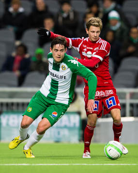 Hammarbys Robin Tranberg i kamp om bollen med Degerfors