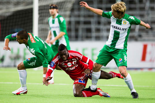 Degerfors Amadaiya Rennie hamnar mellan Billy Berntsson (v)