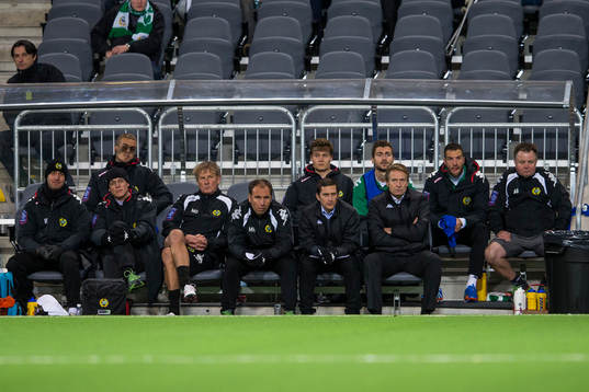 Hammarbys avbytarbänk med bla assisterande tränare Carlos