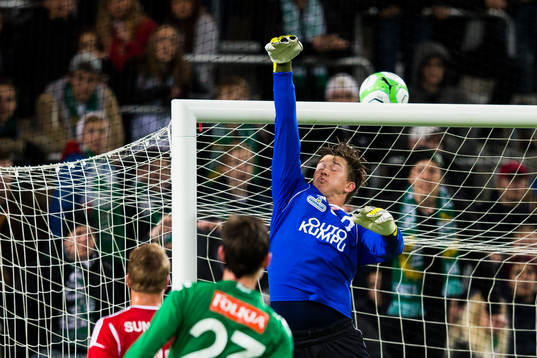 Hammarbys Kennedy Bakircioglu (ej i bild) med en frispark