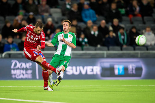 Degerfors Andreas Holmberg resnar undan bollen framför