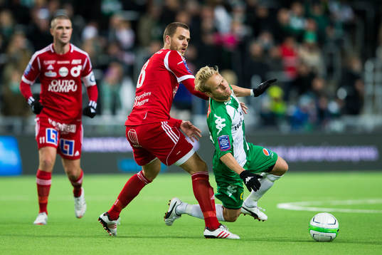 Degerfors Andreas Holmberg har omkull Hammarbys Erik Sundin
