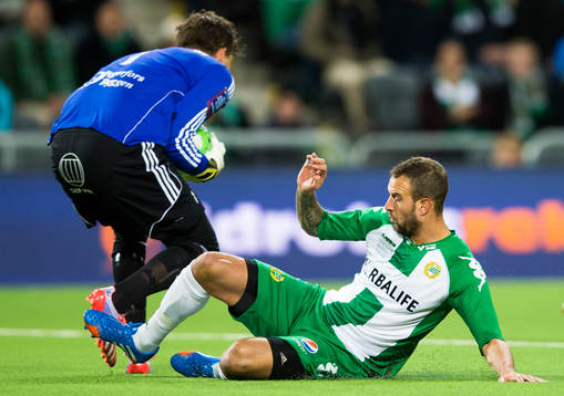Hammarbys Andreas Haddad går hårt in i en duell med