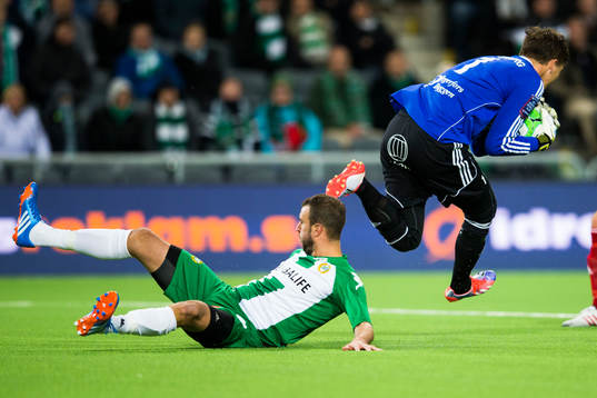 Hammarbys Andreas Haddad går hårt in i en duell med