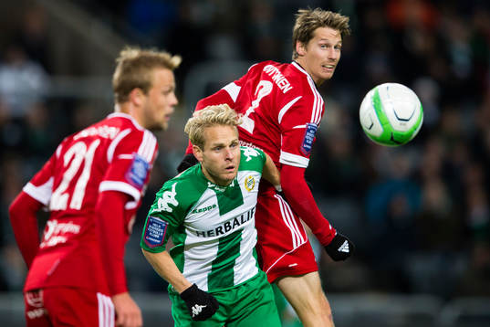 Hammarbys Erik Sundin i en nickduell med Degerfors Patrik